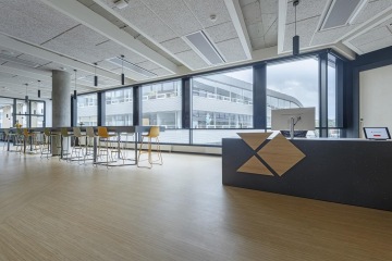 Recepční pult s dřevěným logem společnosti Productboard