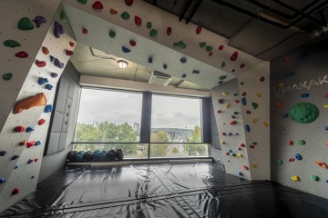 Zóna pro cvičení s lezeckými stěnami