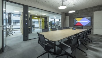 Zasedací místnost s ergonomickými křesly a designovými akustickými prvky