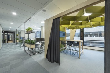 Flexibilní open space s rozděleným prostorem pro větší soukromí