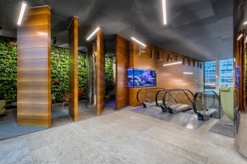 Vstup do lobby prostoru posuvnými dřevěnými dveřmi