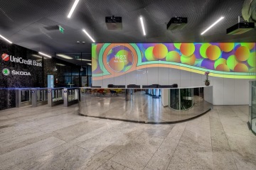 Recepce s keramickým obkladem a s mappingem ukazujícím čas