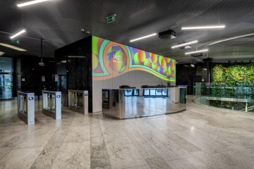 Recepce z umělého kamene corianu s mappingem ukazujícím počasí