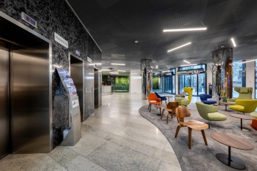 Lobby prostor s barevnými křesly v budově Filadalfie