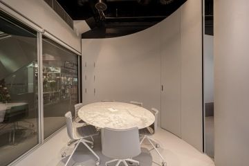 BB Centroom showroom v bílých barvách ve firmě PASSERINVEST