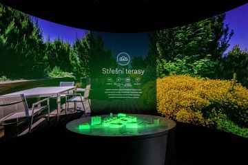 3D zeleně podsvícený plastický model v multimediálním showroomu firmy PASSERINVEST