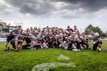 Multifunkční designová souprava se soft seating nábytkem je vhodně doplněn o úložné prostory a představena na veletrhu Orgatecu v Kolíně nad Rýnem.