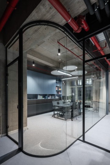 Glass-enclosed workstation