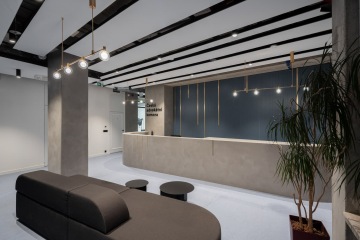 Entrance reception with golden elements