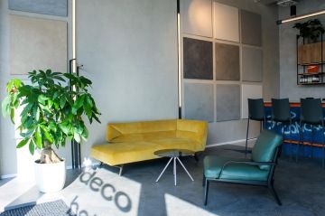 Lounge zóna s komfortním nábytkem v showroomu 3deco
