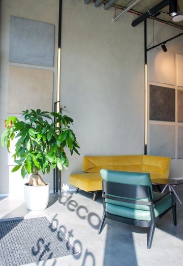 Lounge zóna s komfortním nábytkem v showroomu 3deco