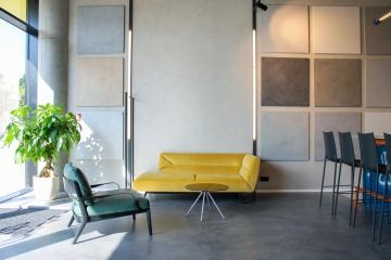 Odpočinková zóna s designovým nábytkem v showroomu 3deco