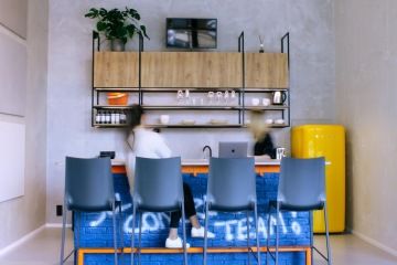 Moderní kuchyňka s barovým posezením a s dřevěným dekorem v kancelářích 3deco