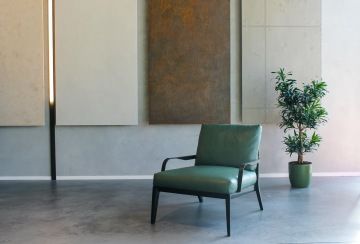 Designové koženkové křesílko v zeleném provedení v showroomu 3deco