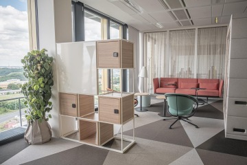 Neformální potkávací prostor s pohodlnou sedačkou a uzamykatelnými boxy