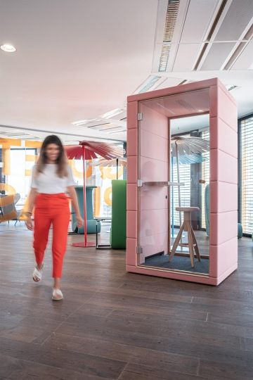 Pohodlné křesílka a micro office vytváří flexibilní prostředí kanceláří Avast