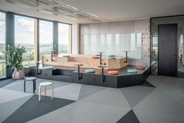 Pódium pro přednášky se stolíky v prostorech firmy Avast