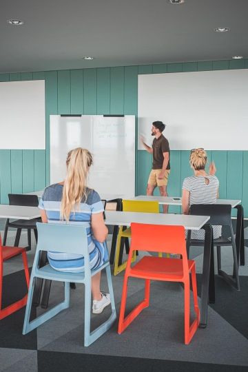 Prostor pro přednášky s popisovací tabulí na poznámky