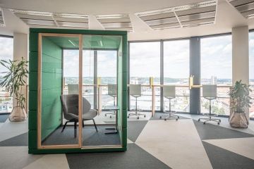 Zelená micro office pro větší soukromí v otevřené open space kanceláři společnosti Avast