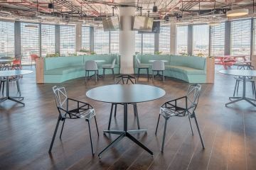 Industriální styl potkávacích prostor vedle samoobslužné kavárny