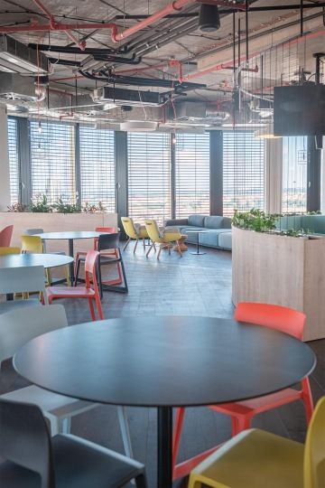 Industriální styl odpočinkové zóny s přírodními prvky v kancelářích Avast