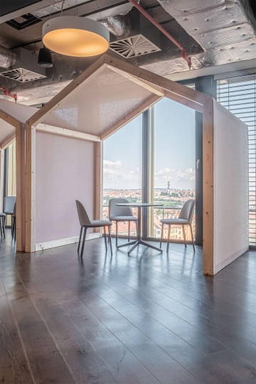 Domeček s pohodlnými křesílky pro setkávání zaměstnanců