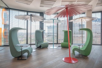 Pohodlné křesílka se slunečníky ve firmě Avast