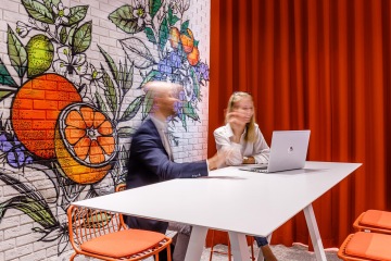 Moderní prostor pro neformální schůzky s designovým nábytkem k sezení