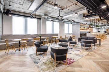 Komfortní lounge posezení ve firemní kuchyňce společnosti Becherovka