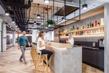 Betonový barový stůl v industriální kuchyňce společnosti Becherovka