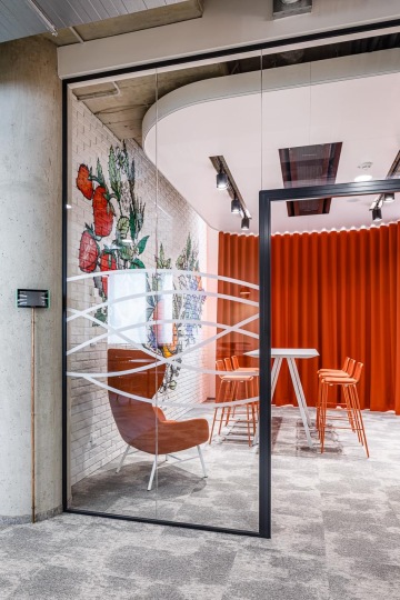 Záběr na zasedačku ve stylu značky Beefeater s barovým stolem a židlemi