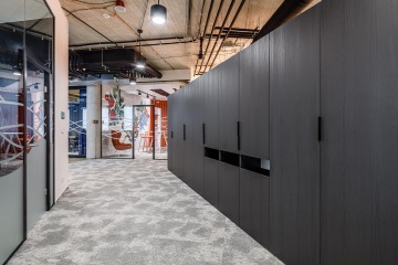 Chodba na které se nachází úložné prostory