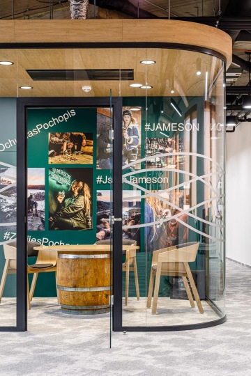 Phone booth s firemními polepy sloužící jako meeting prostor