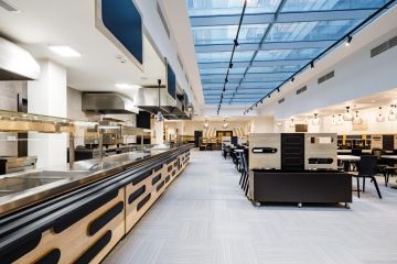 Nerezové vybavení Kantýny s dřevěným doplněním v BHS Oregom House