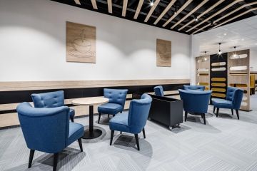 Stolky s modrými židličkami jsou vhodné pro vychutnání šálku kávy ve společnosti BHS Oregon House