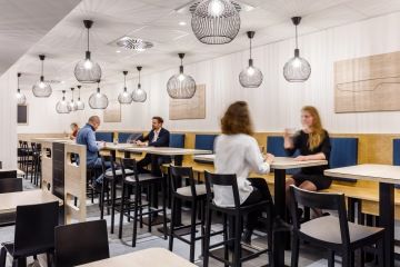 Moderní styl Kantýny v BHS Oregon House je využívaný, jak pro schůzky, tak obědové přestávky