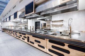 Dlouhý pult je připraven na obědové špičky v Kantýně firmy BHS Oregon House