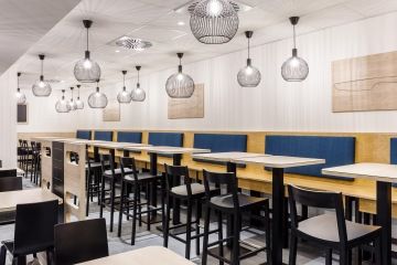 Designové multifunkční sezení ve formě barových židlí a dřevěné lavice v BHS Oregon House