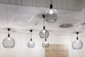 Originální světla v prostorné místnosti