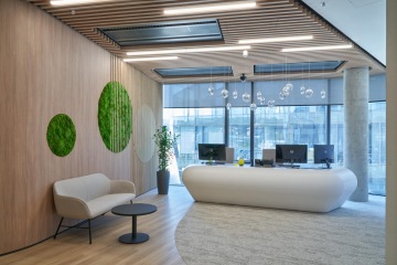 Moderní lobby s recepcí zdobenou biofilními prvky