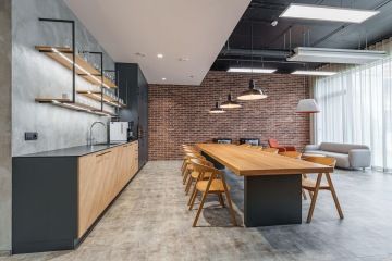 Cihly a dřevo jako součást interiéru