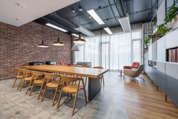 Firemní kuchyň s cihlovým obložením