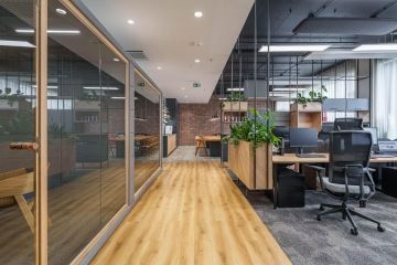 Koridor v přírodním motivu