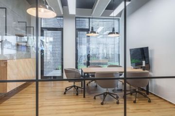 Prosklená zasedací místnost