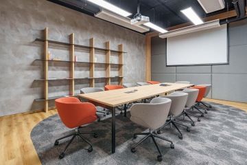 Zasedací místnost v korporátních barvách