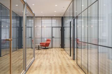 Sklené příčky a vysoké stropy v interiéru