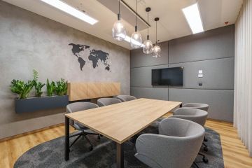 Zasedací místnost v šedých tónech