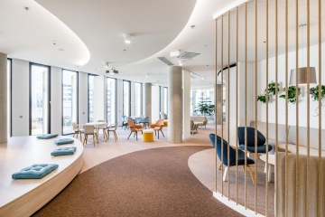 Moderní open space kancelář s ergonomickým nábytkem