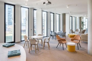 Odpočinková místnost s designovým interiérem ve světlých barvách v kancelářích ČAP