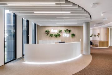 Podsvícený recepční pult se svítícími logy společnosti ČAP a ČKP